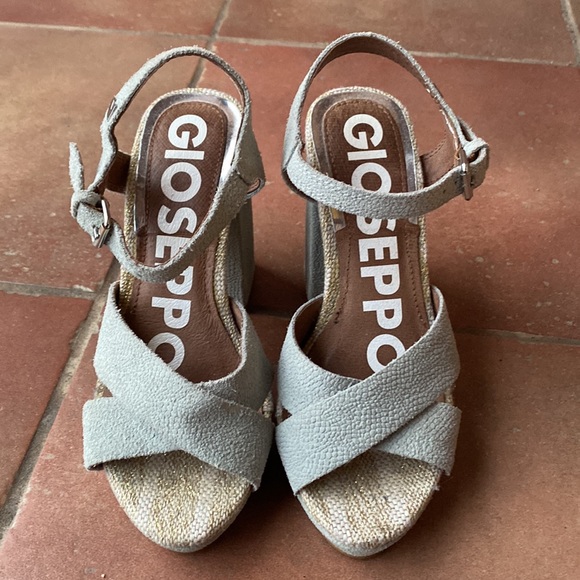 Gioseppo Blue Gray Heels - Picture 2 of 5